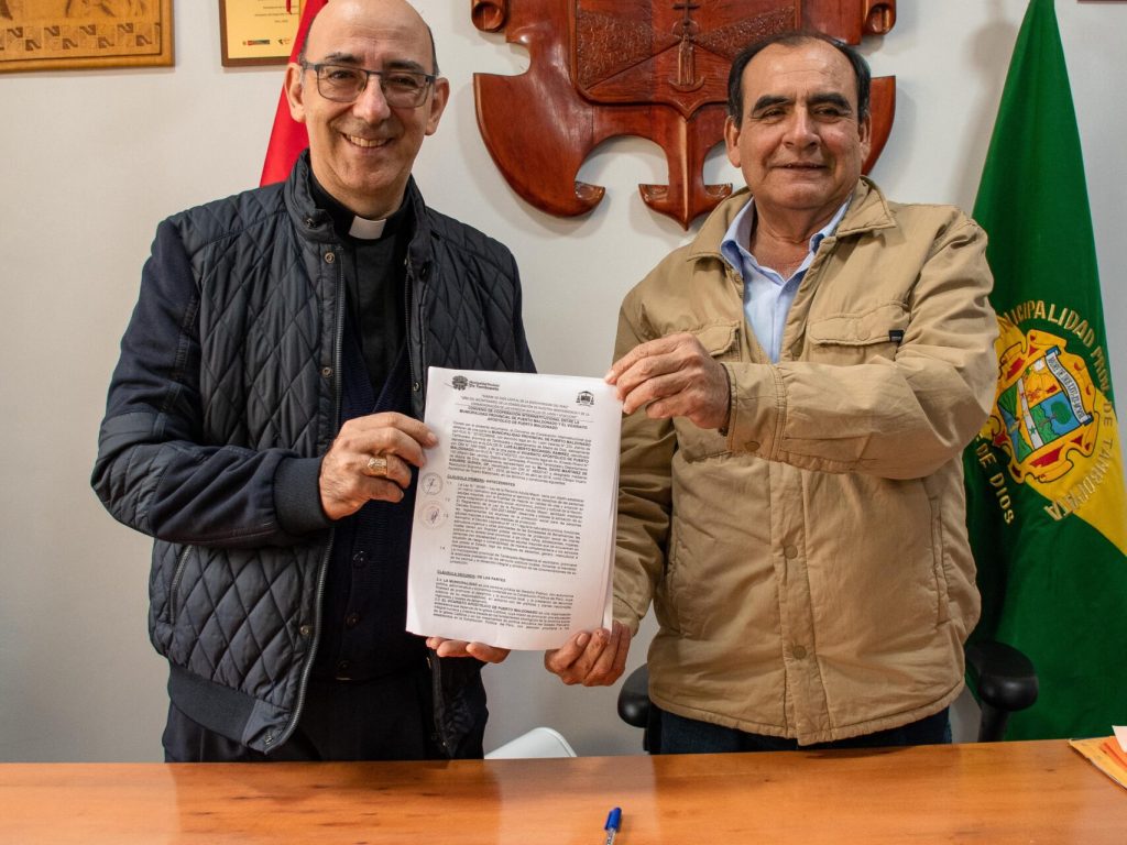 Firma de convenio Muni tambopata 110724-5